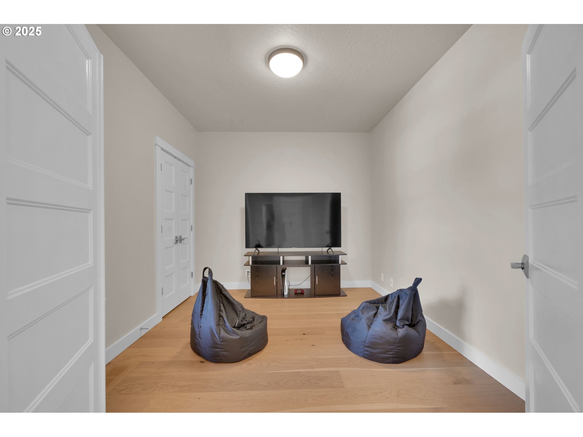 1004 South 46th Street Springfield, OR 97478 - Photo 23 of 34 a living room with furniture and a flat screen tv