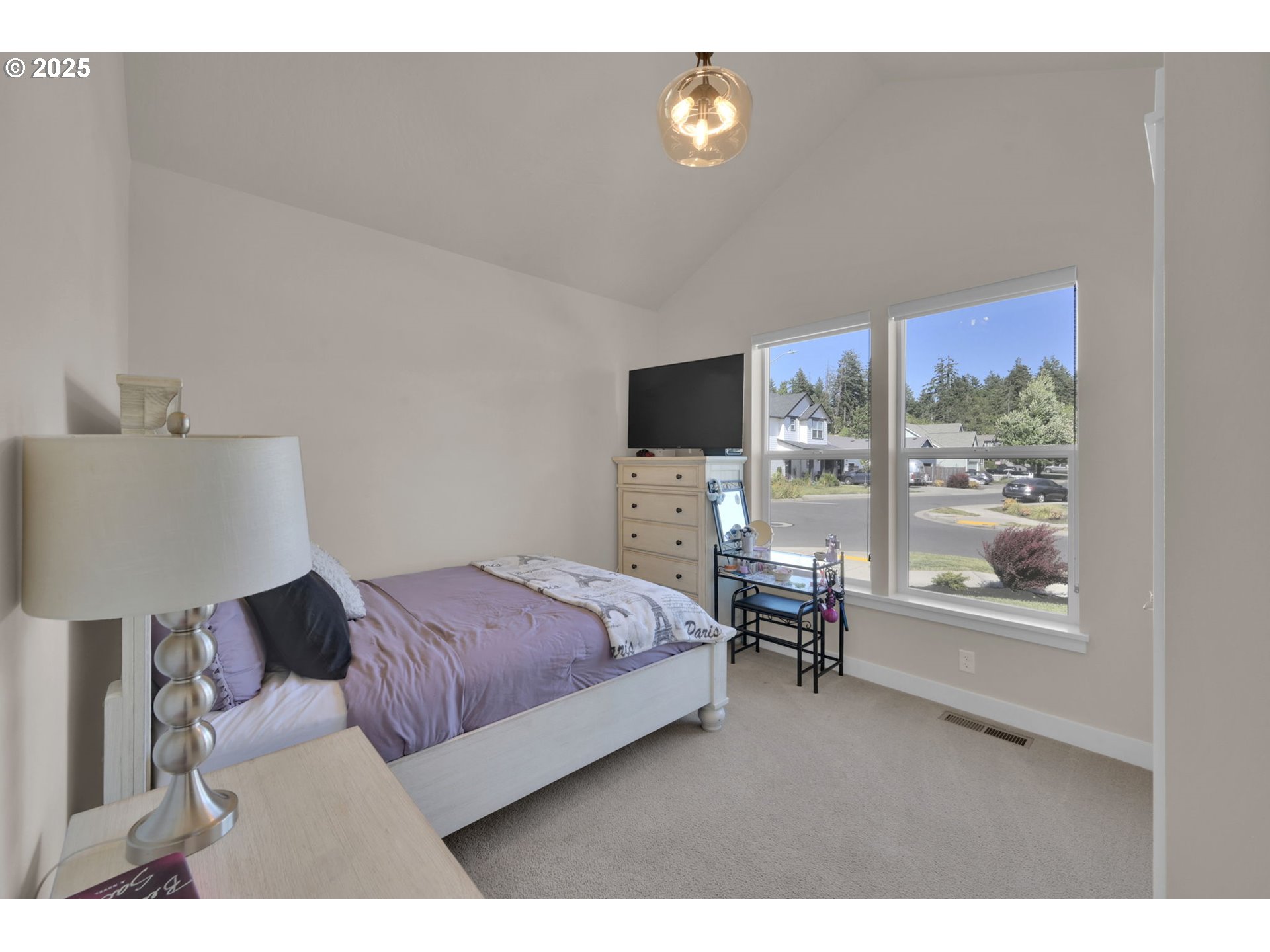 1004 South 46th Street Springfield, OR 97478 - Photo 27 of 34 a hotel room with a bed and large window