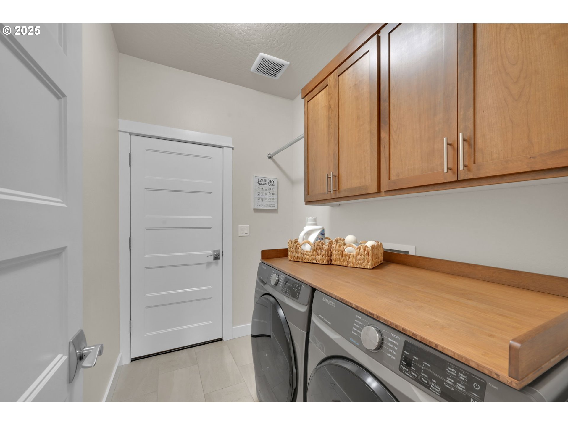 1004 South 46th Street Springfield, OR 97478 - Photo 29 of 34 a utility room with granite countertop cabinets and washer