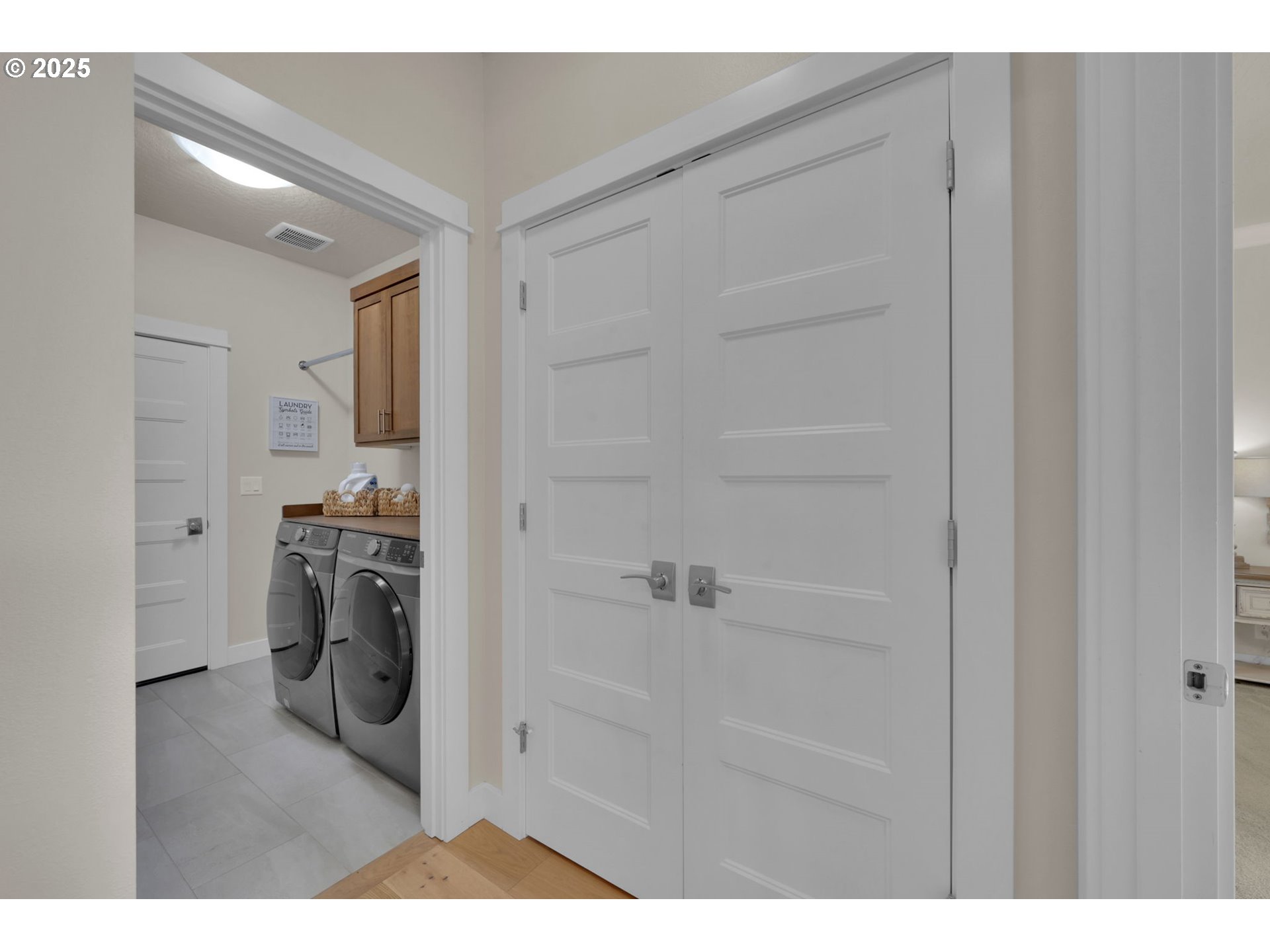 1004 South 46th Street Springfield, OR 97478 - Photo 30 of 34 a view of kitchen and bathroom