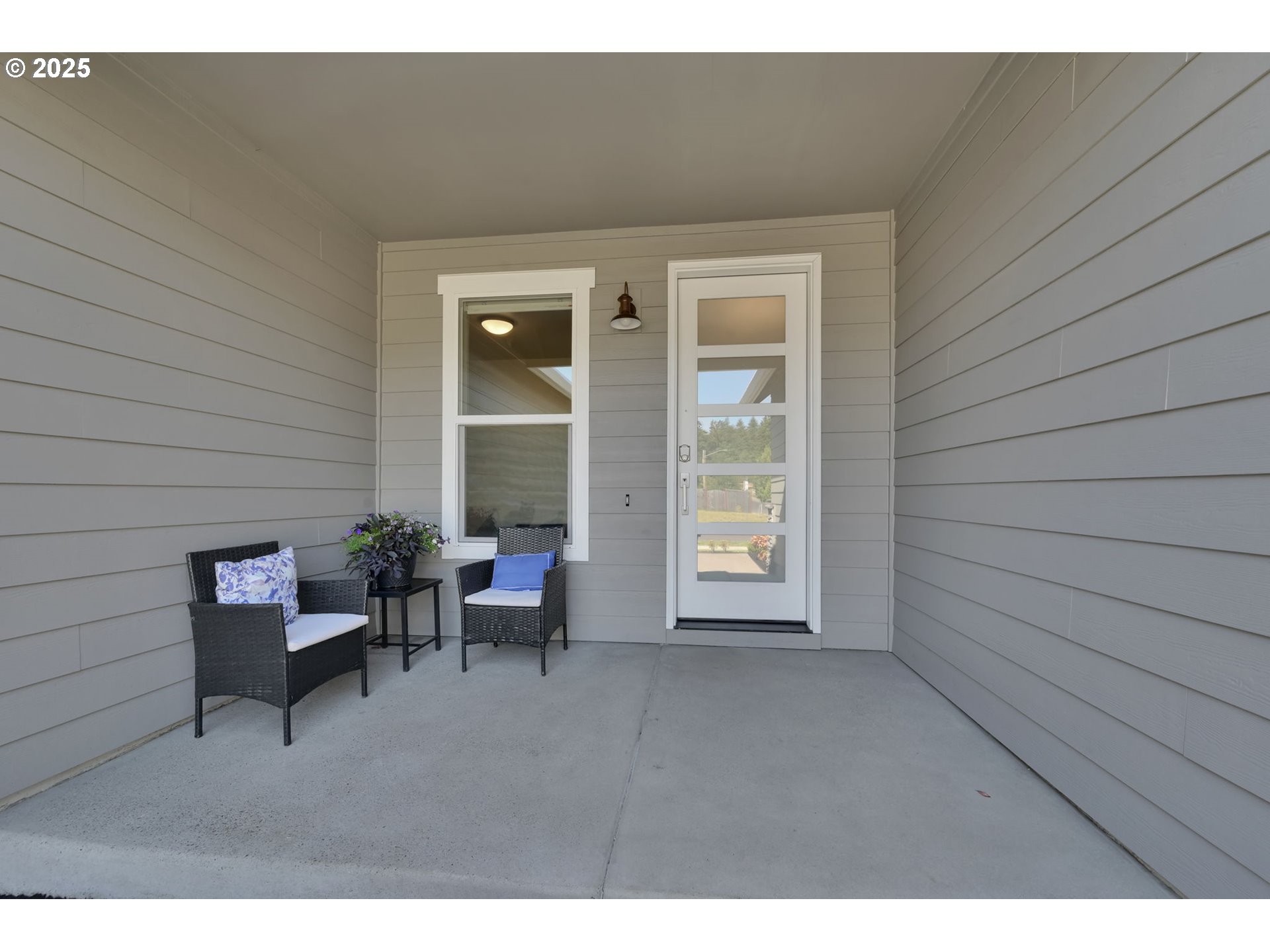 1004 South 46th Street Springfield, OR 97478 - Photo 3 of 34 a view of an outdoor space with porch area