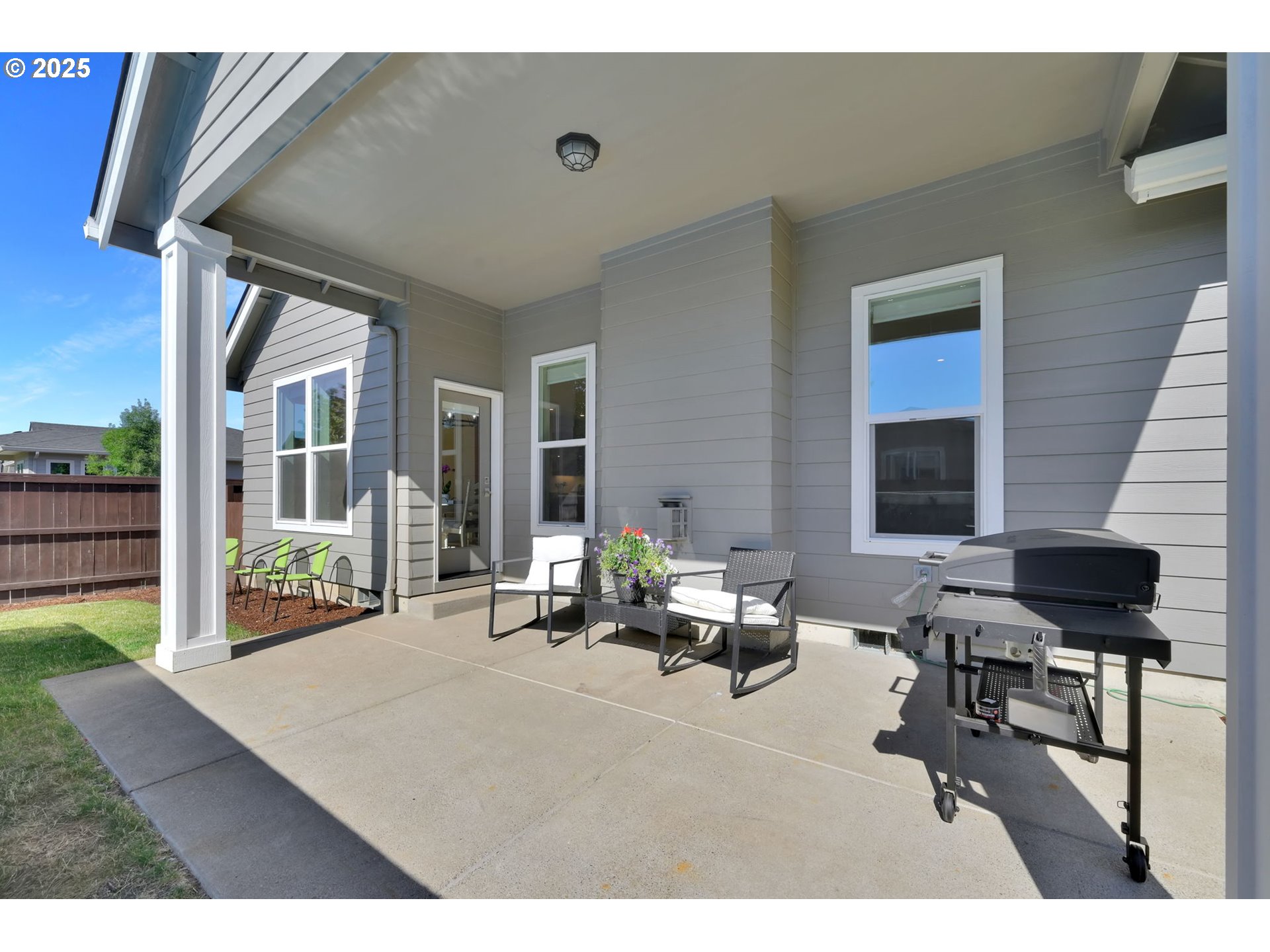 1004 South 46th Street Springfield, OR 97478 - Photo 32 of 34 a living room with furniture