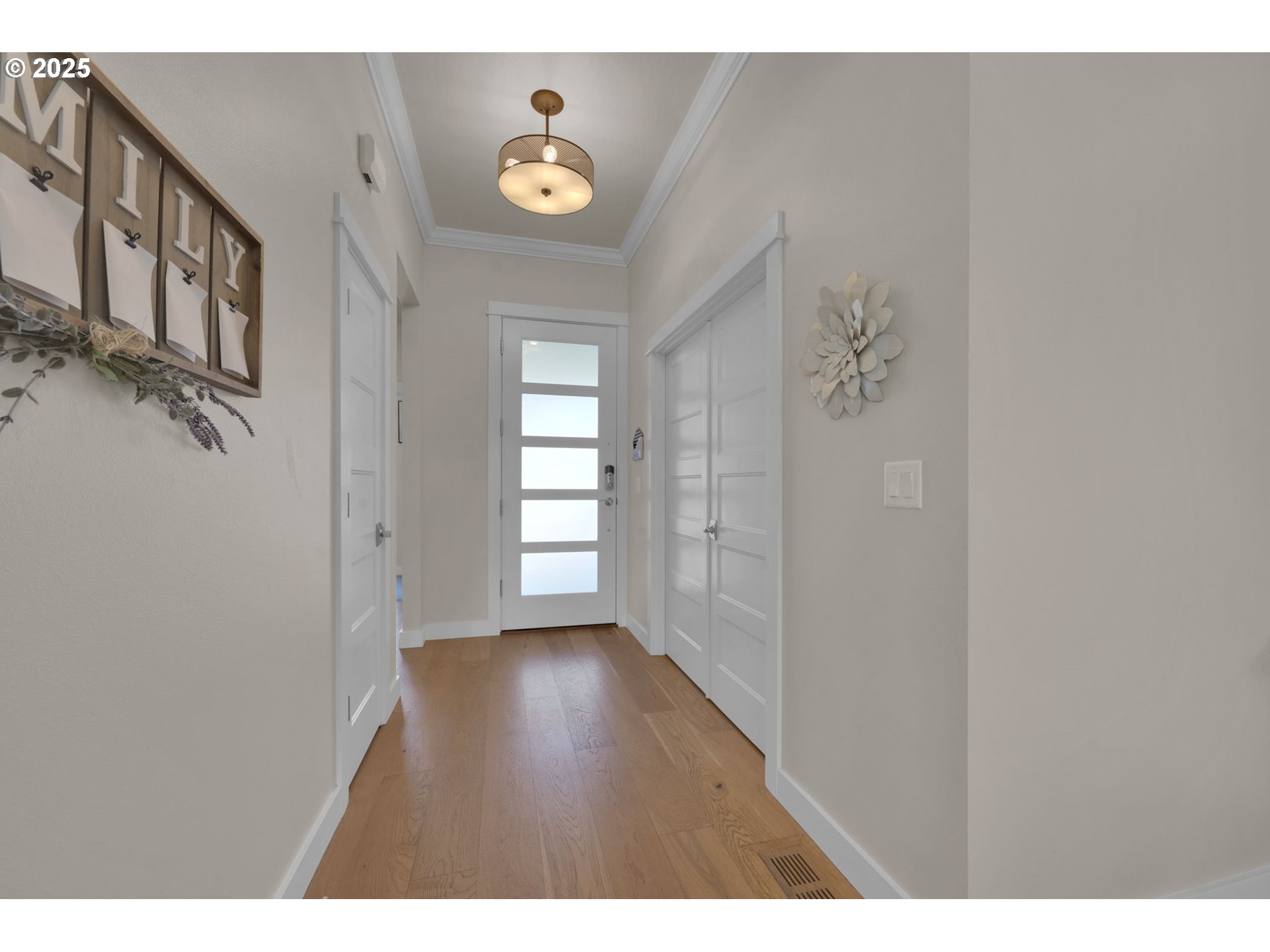 1004 South 46th Street Springfield, OR 97478 - Photo 4 of 34 a view of an empty room and window