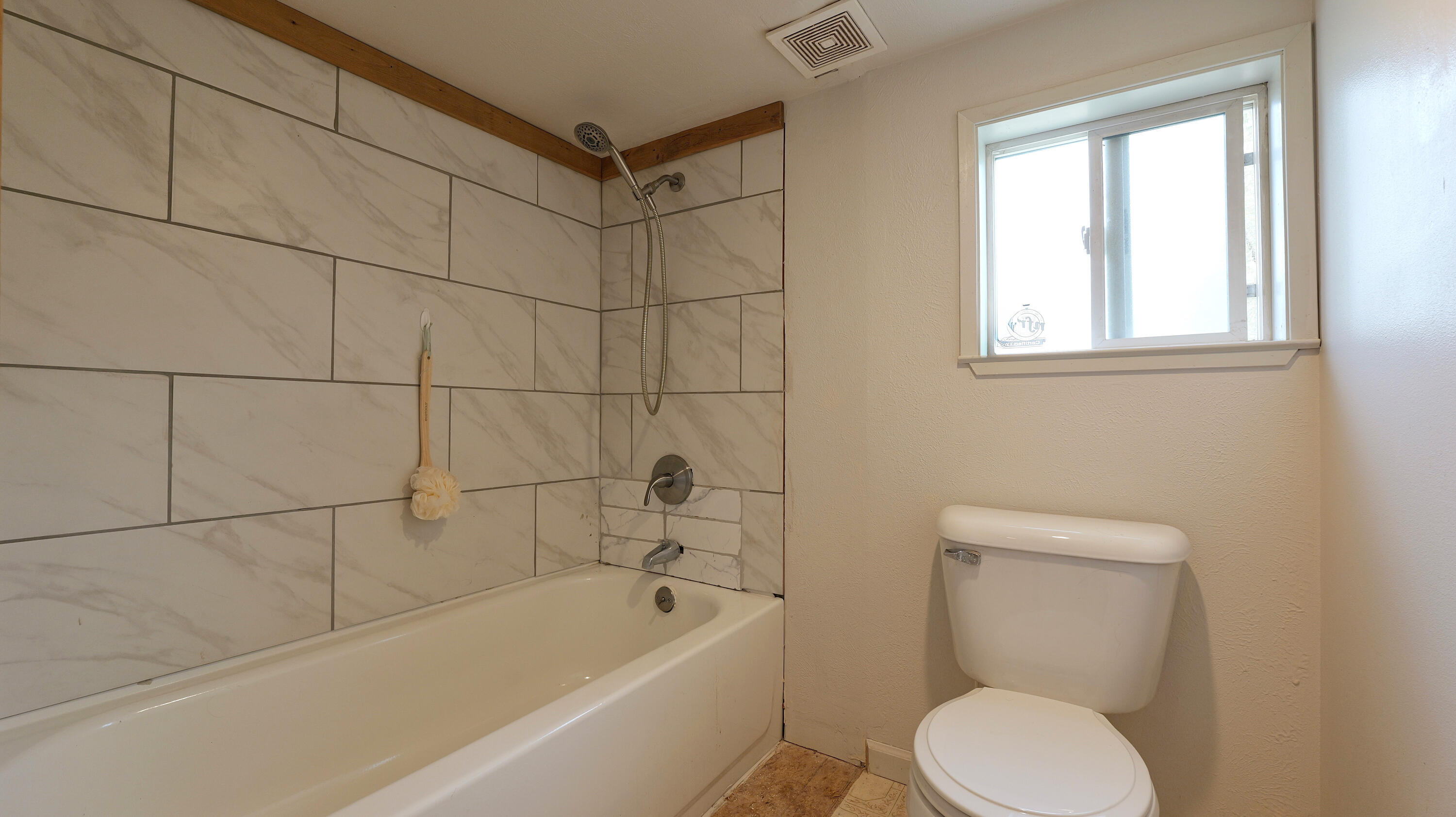 509 Derby Road Eagle Point, OR 97524 - Photo 26 of 49 Loft bathroom