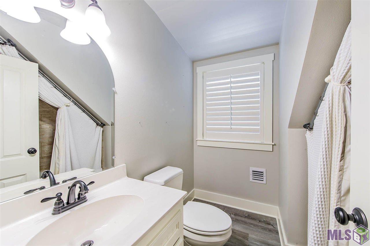 147 Rue De Levert Raceland, LA 70394 - Photo 24 of 33 Upstairs Full Bath