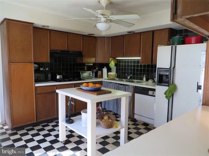 218 Iron Bridge Road Pottstown, PA 19465 - Photo 9 of 23 Kitchen