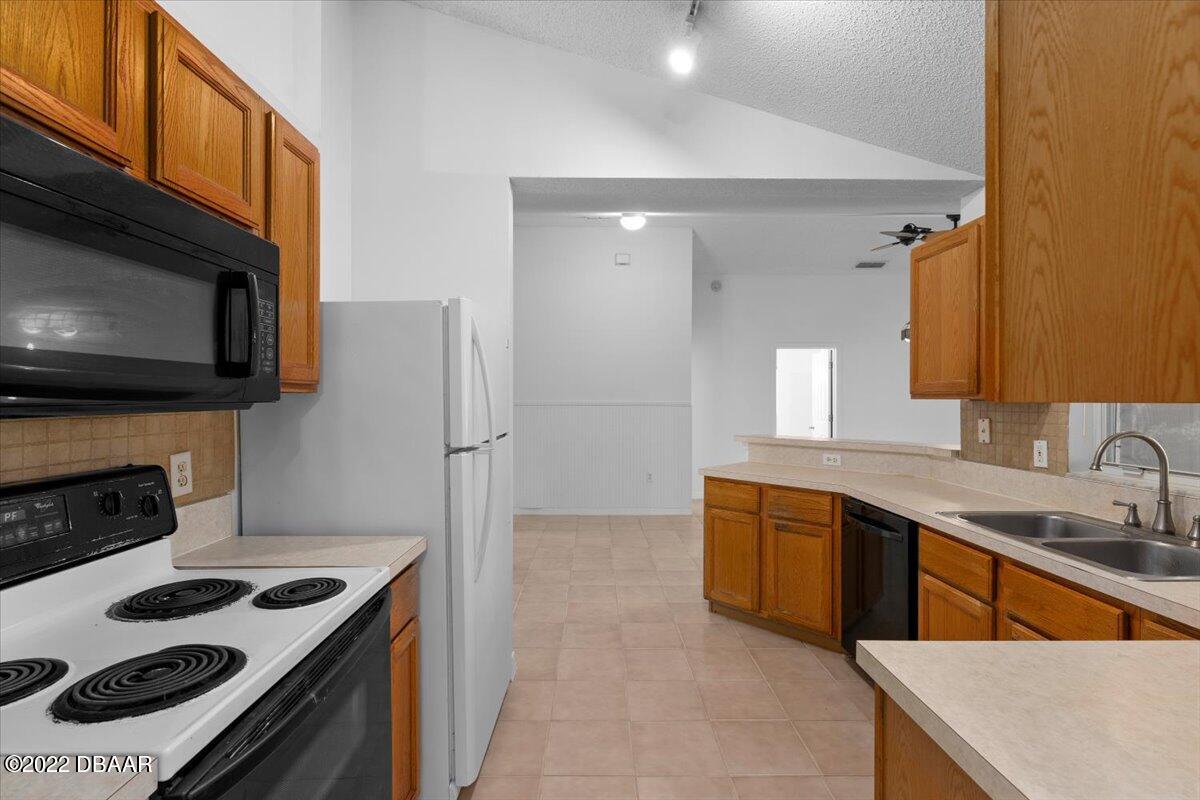 18 Rippling Place Palm Coast, FL 32164 - Photo 9 of 30 Kitchen