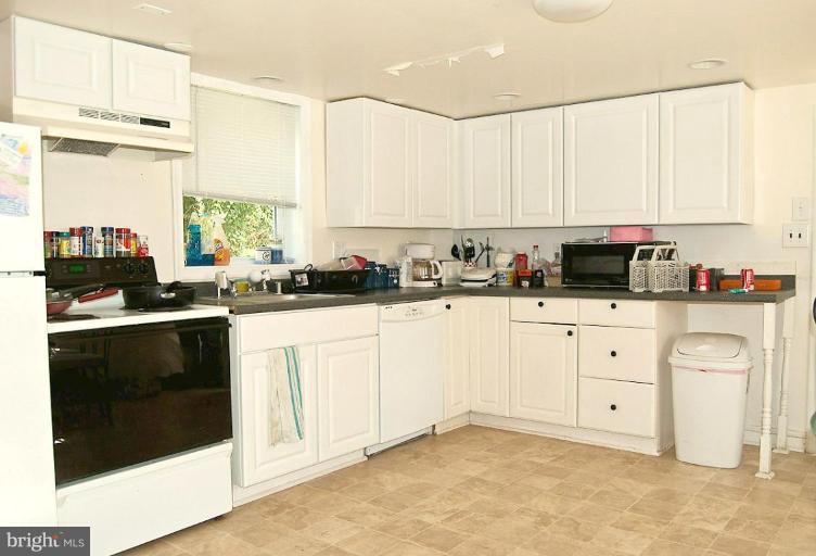 21121 Woodfield Road Gaithersburg, MD 20882 - Photo 2 of 10 Kitchen