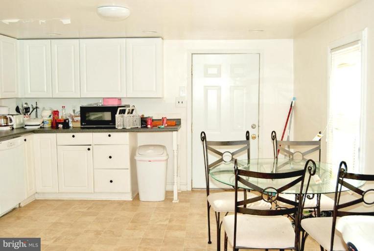21121 Woodfield Road Gaithersburg, MD 20882 - Photo 3 of 10 Kitchen/Dining Room
