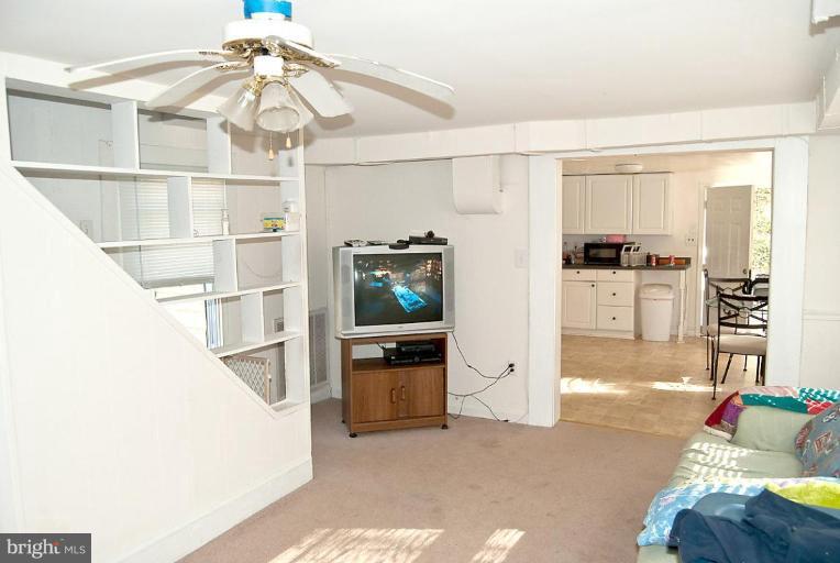 21121 Woodfield Road Gaithersburg, MD 20882 - Photo 4 of 10 Living Room