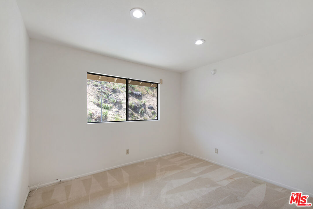 4451 Don Ricardo Drive, Unit 9 Los Angeles, CA 90008 - Photo 15 of 23 an empty room with a window