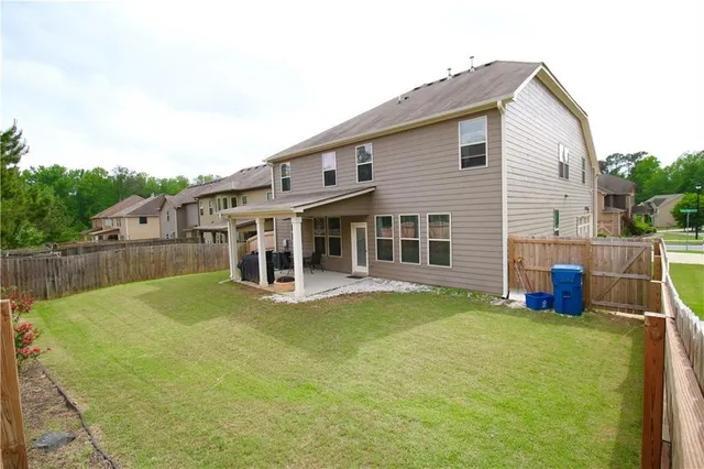a view of a house with a backyard