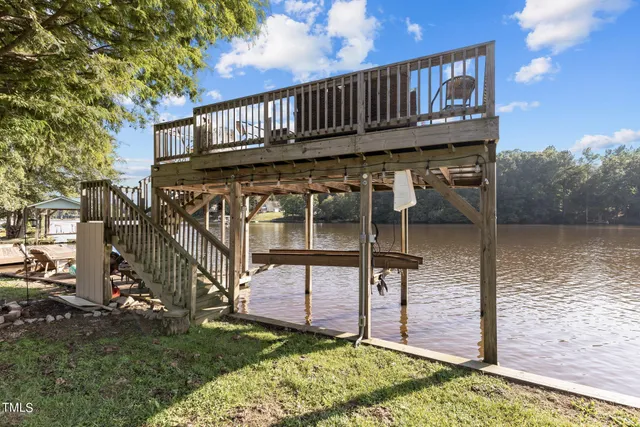 a view of a house with backyard