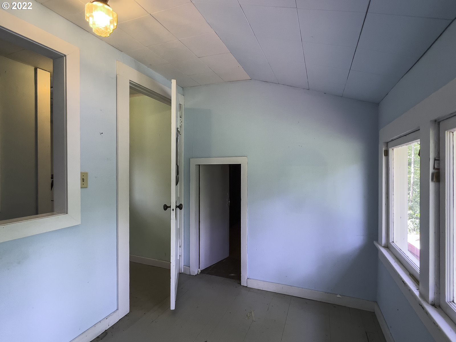 54647 Southwest Patton Valley Road Gaston, OR 97119 - Photo 19 of 29 an empty room with windows and closet
