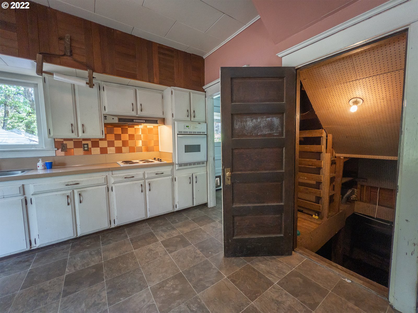54647 Southwest Patton Valley Road Gaston, OR 97119 - Photo 6 of 29 a view of walk in closet with window