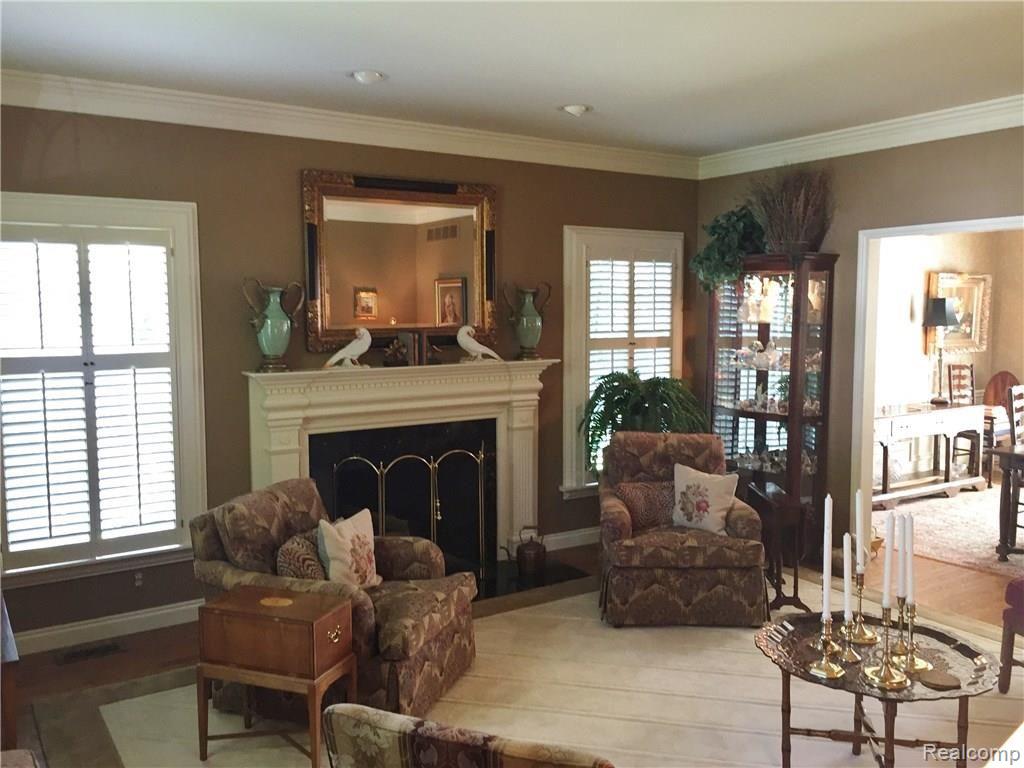 23 Beacon Hill Road Grosse Pointe, MI 48236 - Photo 6 of 33 Living room