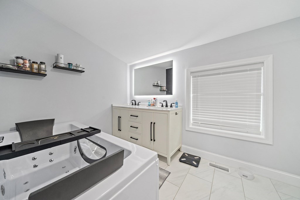 10 Curlew Road Quincy, MA 02169 - Photo 17 of 34 Gallery Image 17