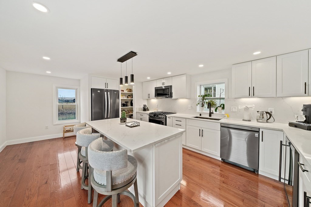 10 Curlew Road Quincy, MA 02169 - Photo 8 of 34 Gallery Image 8