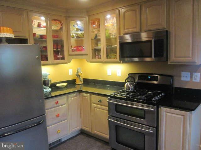 9108 Sudley Road Manassas, VA 20110 - Photo 6 of 30 Kitchen