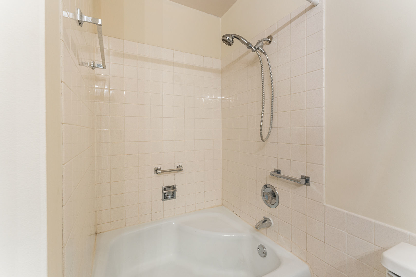 8801 Golf Road, Unit 10D Niles, IL 60714 - Photo 21 of 24 a bathroom with a bathtub and a shower