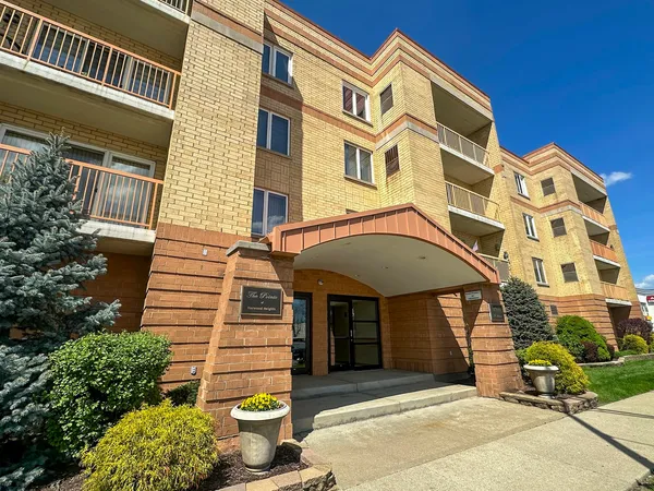 $309,900 | 4700 North Harlem Avenue, Unit 306, Harwood Heights, IL 60706