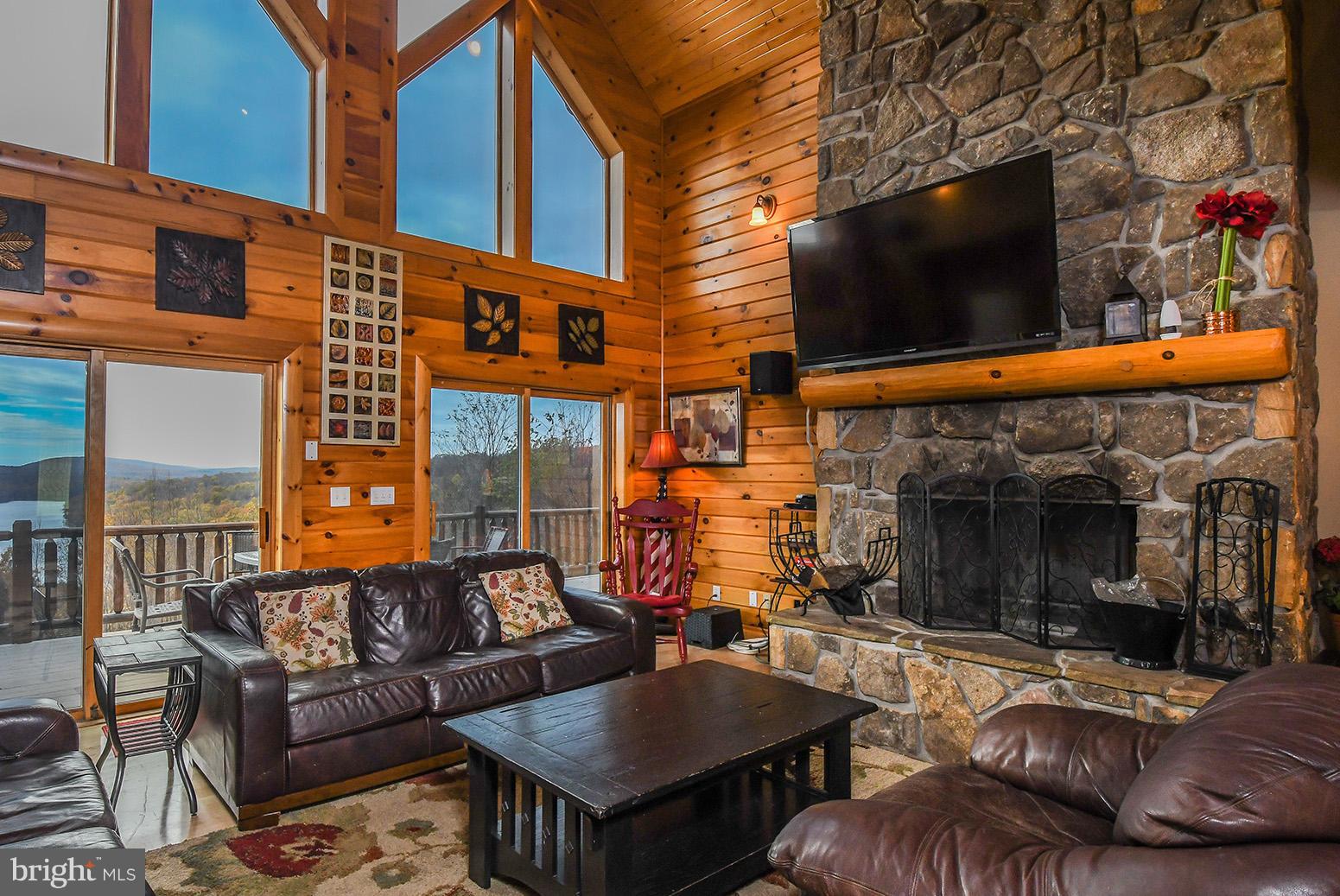 646 Mountaintop Road McHenry, MD 21541 - Photo 11 of 30 Living Room