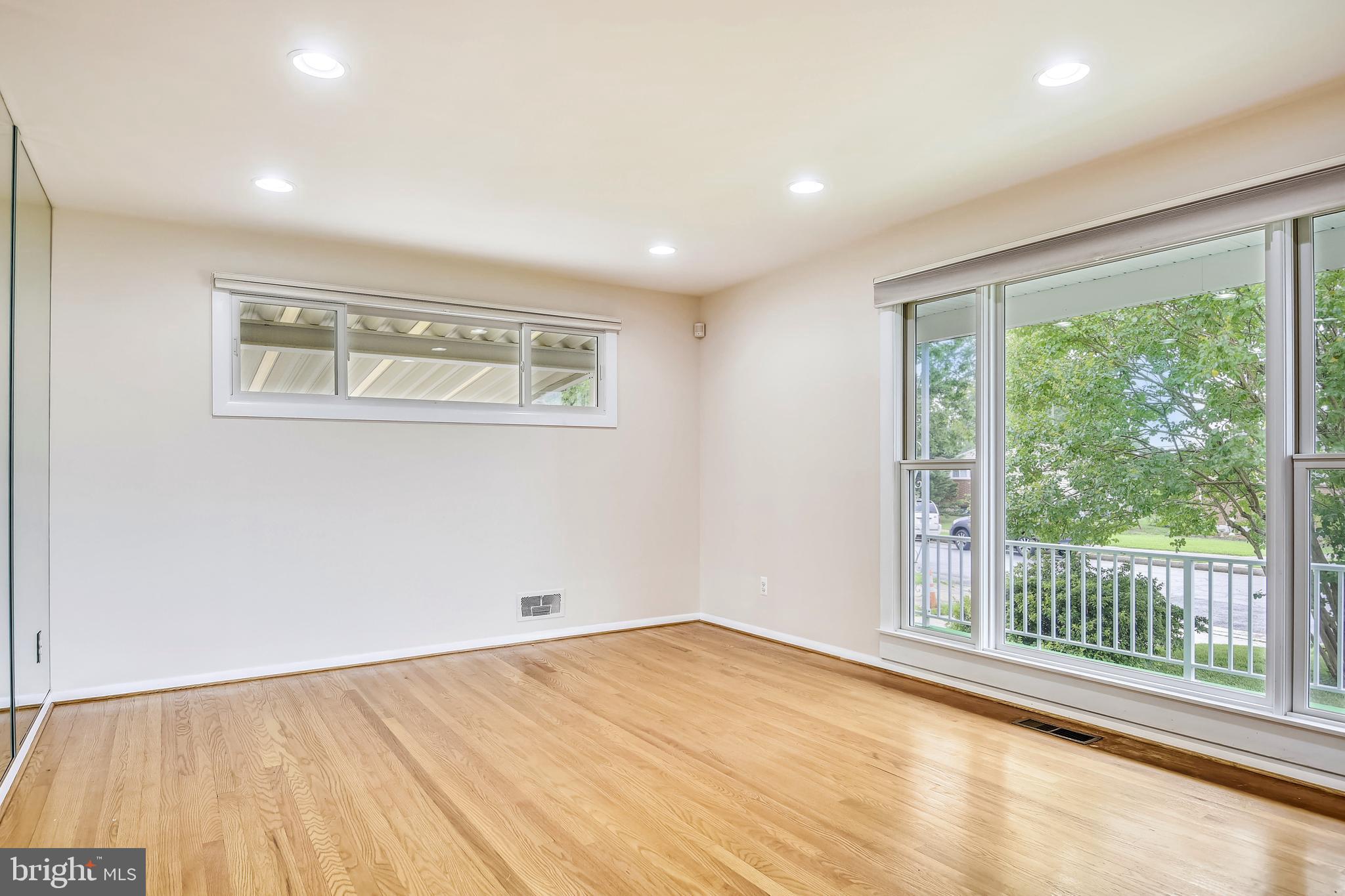2506 Harwood Road Baltimore, MD 21234 - Photo 4 of 29 Living Room