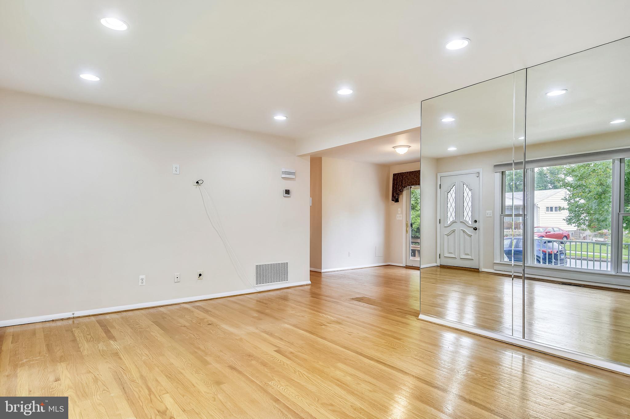 2506 Harwood Road Baltimore, MD 21234 - Photo 5 of 29 Living Room