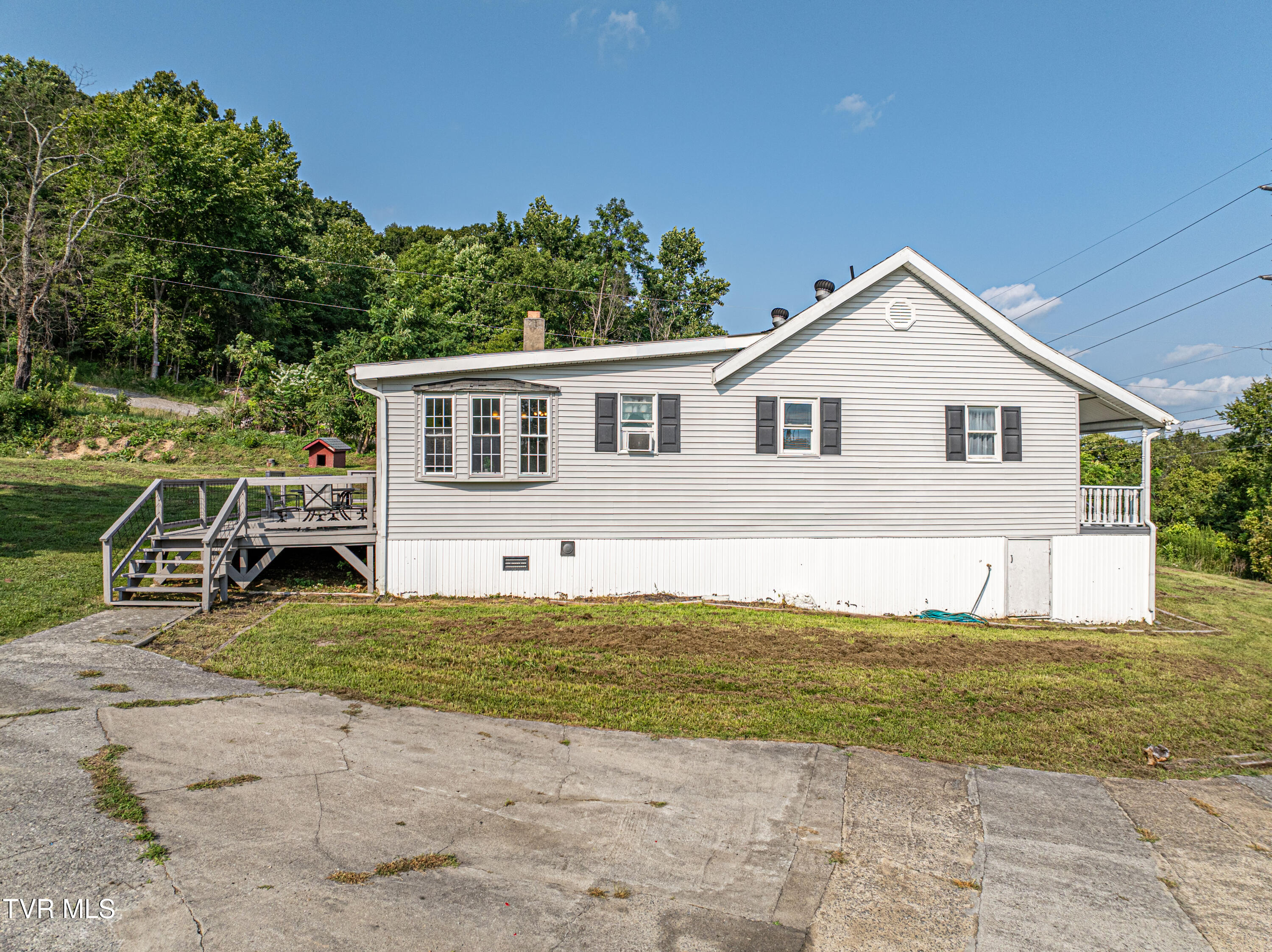 9025 Nininger Road Bristol, VA 24202 - Photo 40 of 46 Driveway Side