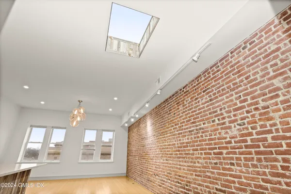 $3,950 | 343 Greenwich Avenue, Unit 2, Greenwich, CT 06830