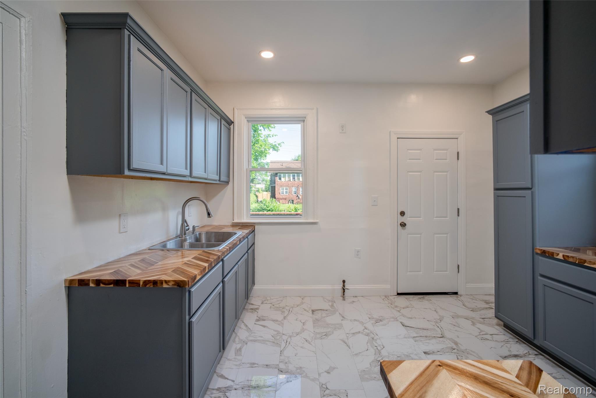 708 Webb Street Detroit, MI 48202 - Photo 8 of 32 8.jpg