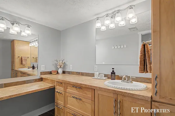 $480,000 | 6213 Sheldon Drive, Hudsonville, MI 49426