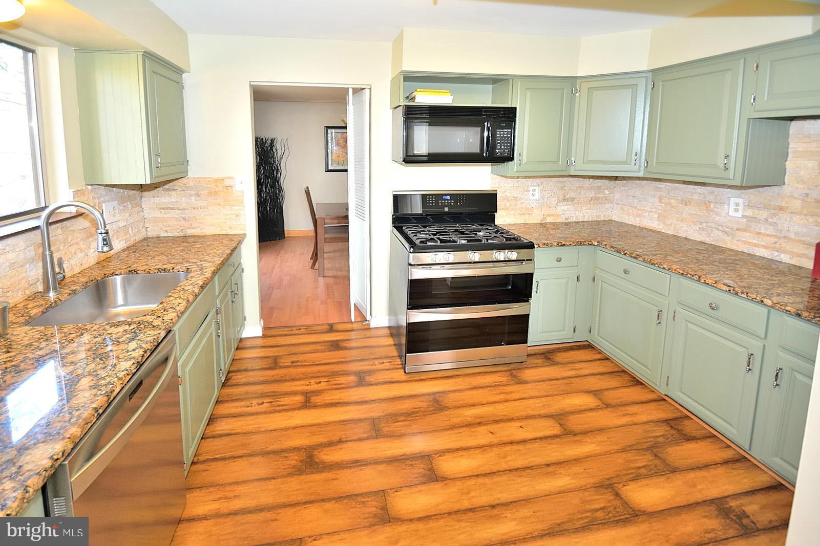 11563 Embers Court Reston, VA 20191 - Photo 3 of 28 Kitchen