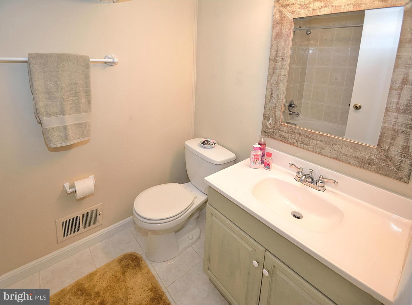 11563 Embers Court Reston, VA 20191 - Photo 21 of 28 Hall bath
