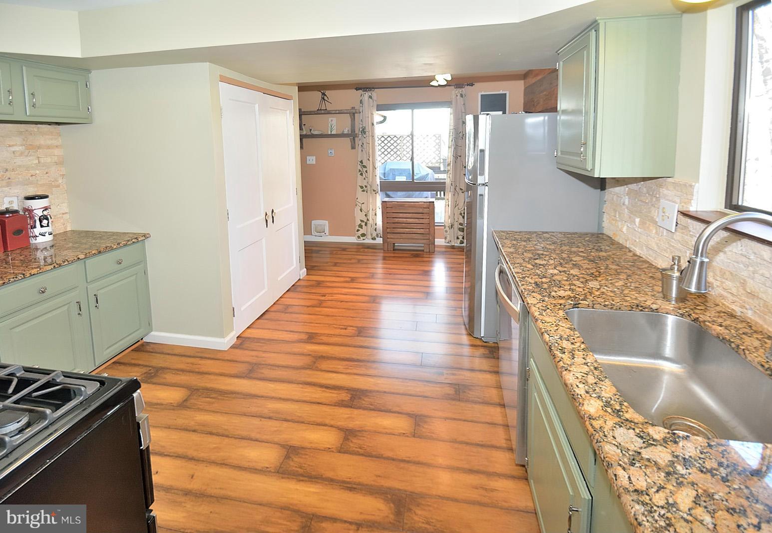 11563 Embers Court Reston, VA 20191 - Photo 5 of 28 Kitchen 3rd view