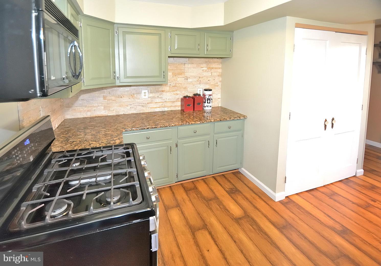 11563 Embers Court Reston, VA 20191 - Photo 6 of 28 Kitchen 4th view