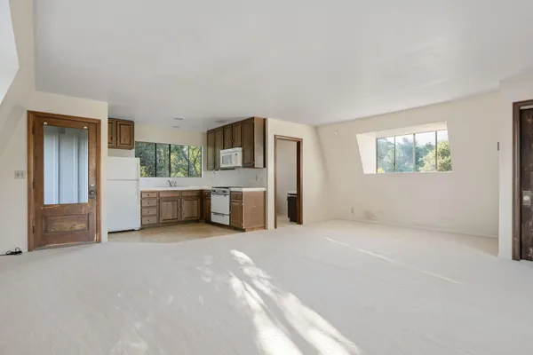 a view of yard with green space