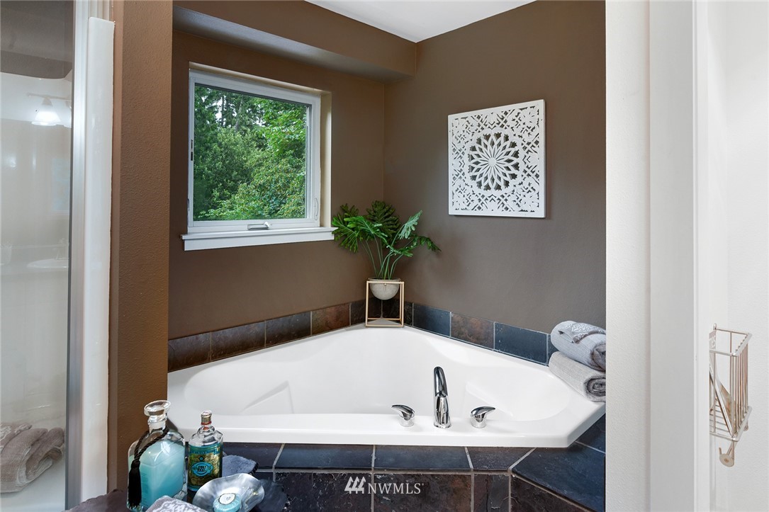 8615 Springridge Road Northeast Bainbridge Island, WA 98110 - Photo 5 of 28