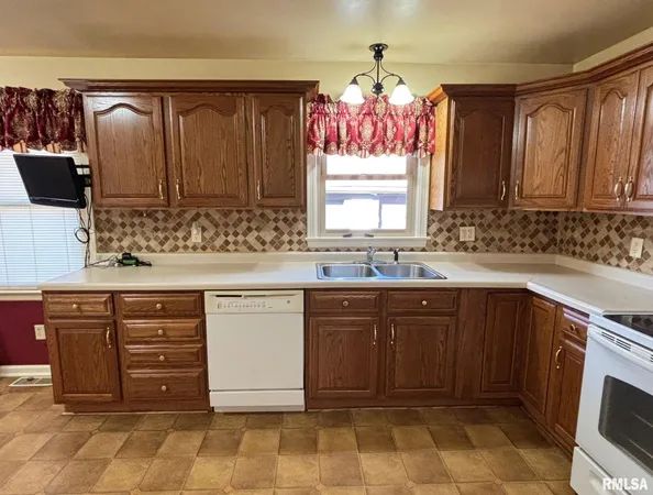 $125,900 | 845 East Losey Street, Galesburg, IL 61401
