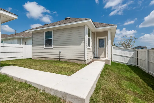 $1,750 | 187 Tillage Road, Elgin, TX 78621