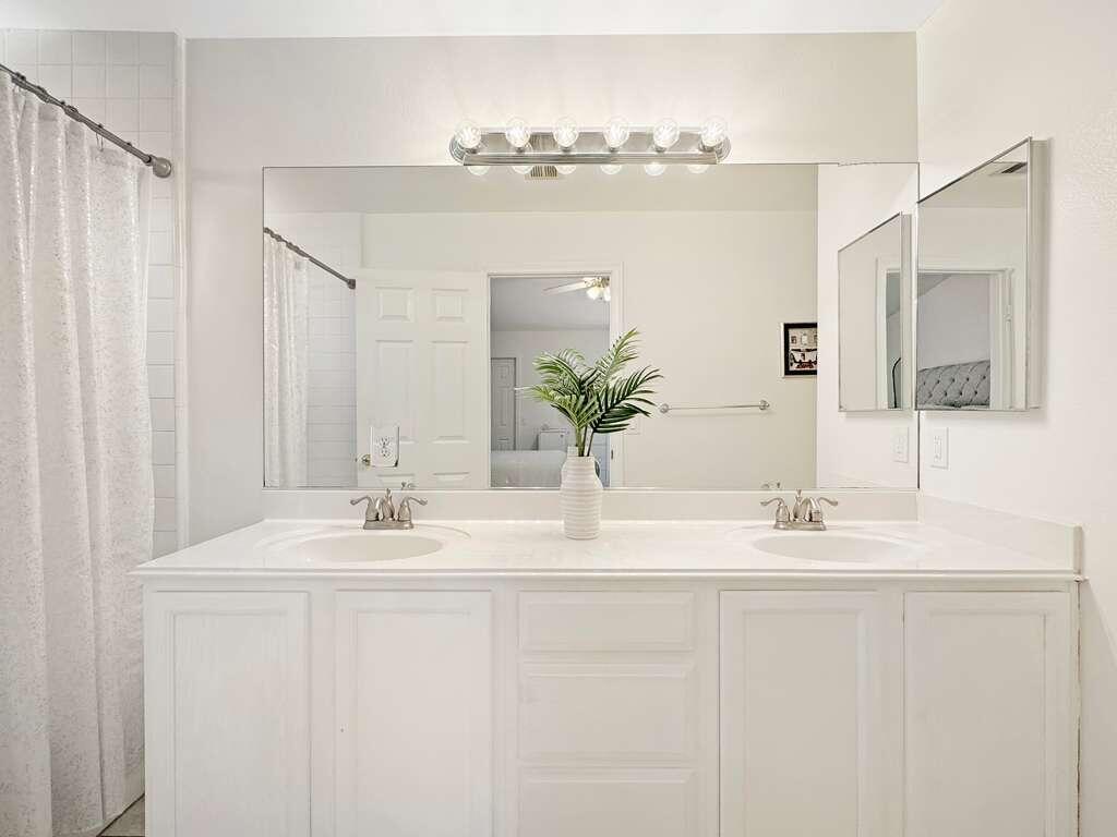 67755 Ontina Road Cathedral City, CA 92234 - Photo 20 of 30 a bathroom with a sink and a mirror