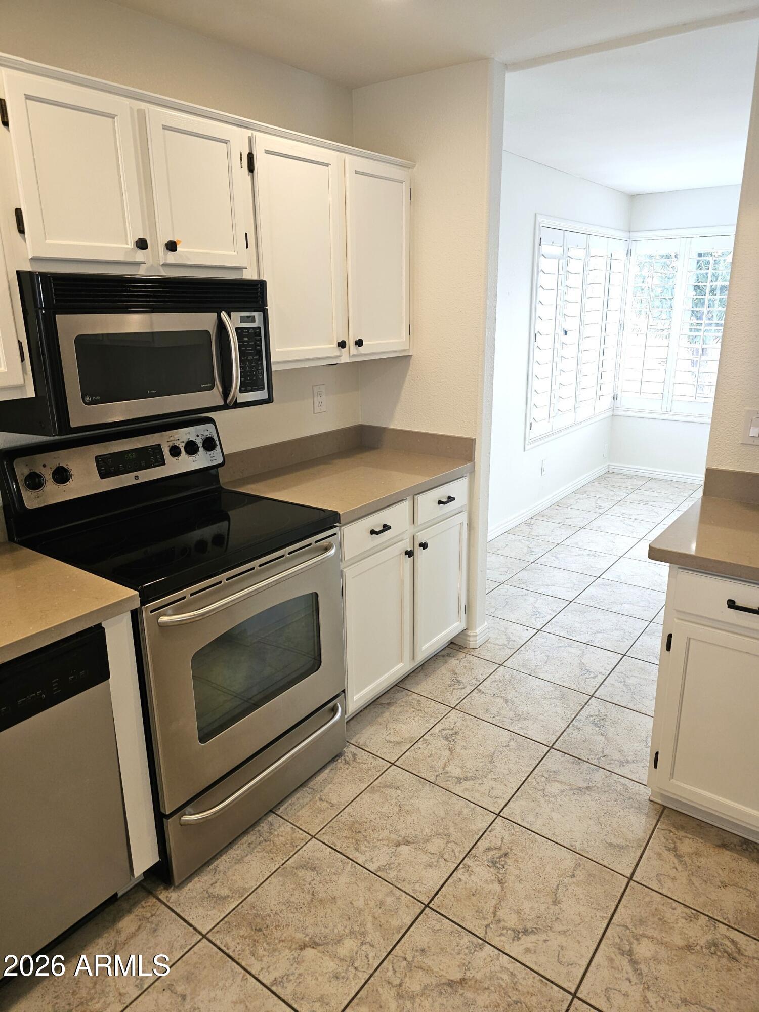 13645 South 38th Place Phoenix, AZ 85044 - Photo 17 of 35 Kitchen to Dining