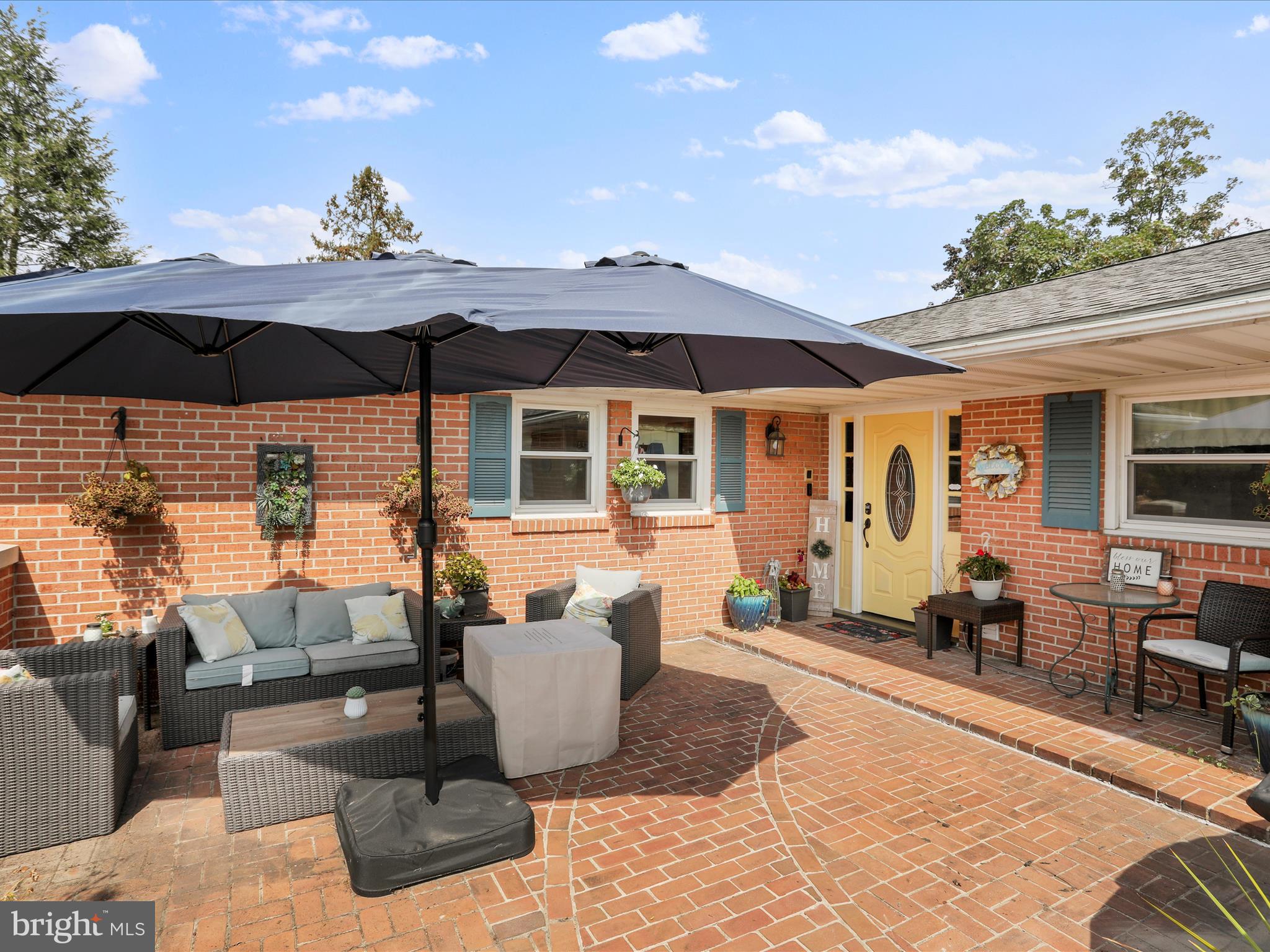 26 Kensington Drive Chambersburg, PA 17201 - Photo 4 of 44 a outdoor space with patio the couches and a potted plant