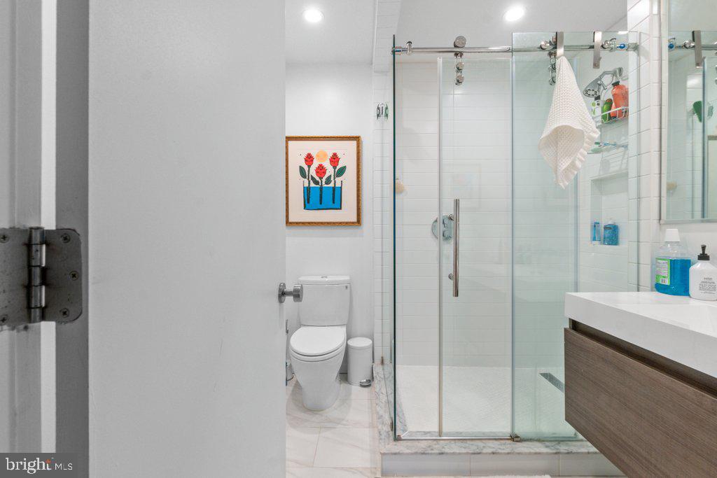 3400 Roland Avenue, Unit 5 Baltimore, MD 21211 - Photo 20 of 29 ensuite bath