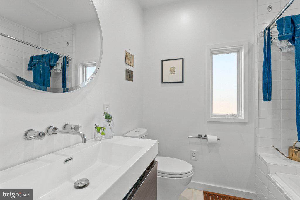 3400 Roland Avenue, Unit 5 Baltimore, MD 21211 - Photo 22 of 29 hall bath