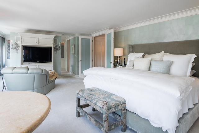 1630 Sheridan Road, Unit 4EF Wilmette, IL 60091 - Photo 14 of 25 a bedroom with a bed and a flat screen tv