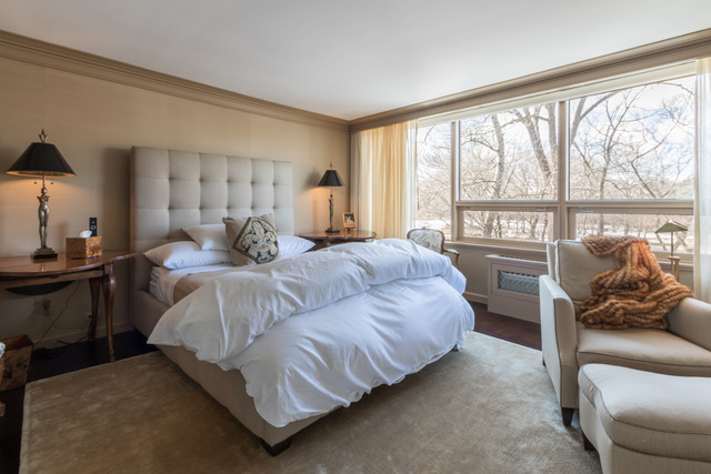 1630 Sheridan Road, Unit 4EF Wilmette, IL 60091 - Photo 19 of 25 a bedroom with a bed and a large window