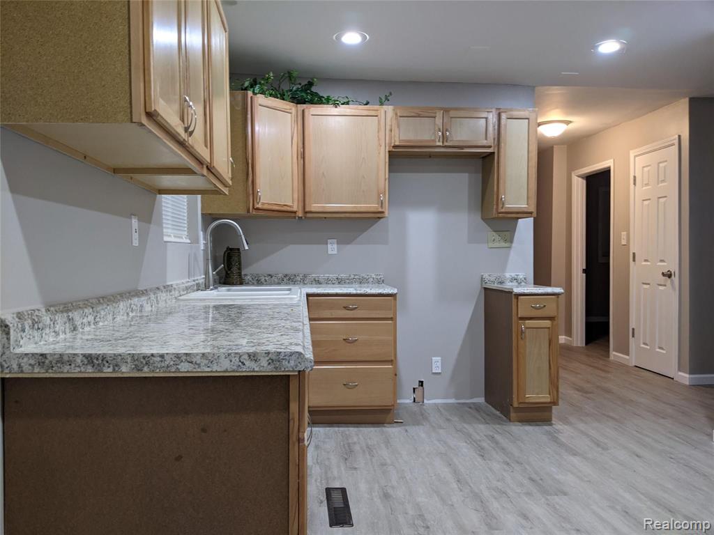 4051 Hunter Road Flint, MI 48504 - Photo 7 of 37