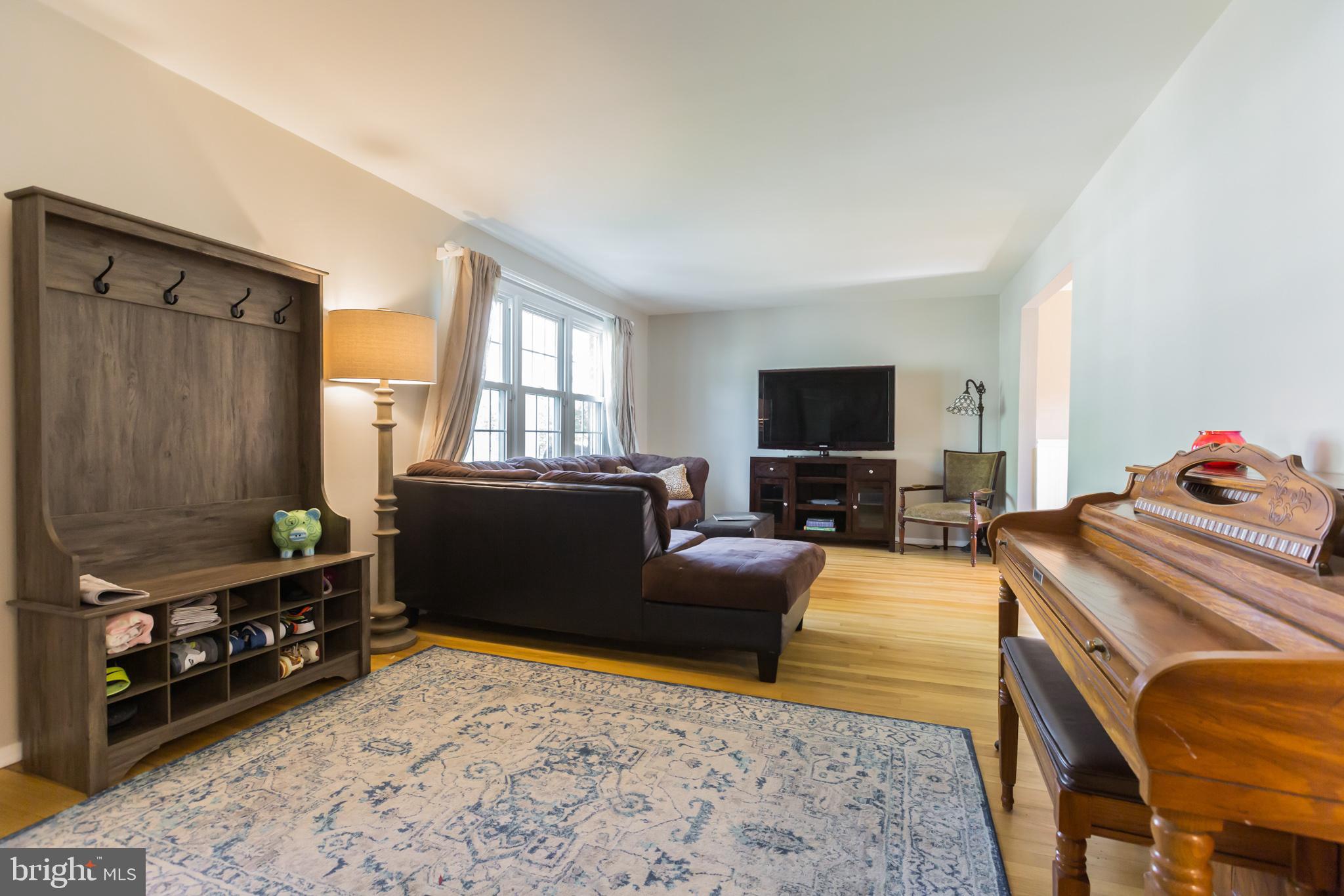 8 Blue Ridge Road Voorhees, NJ 08043 - Photo 6 of 32 Living Room