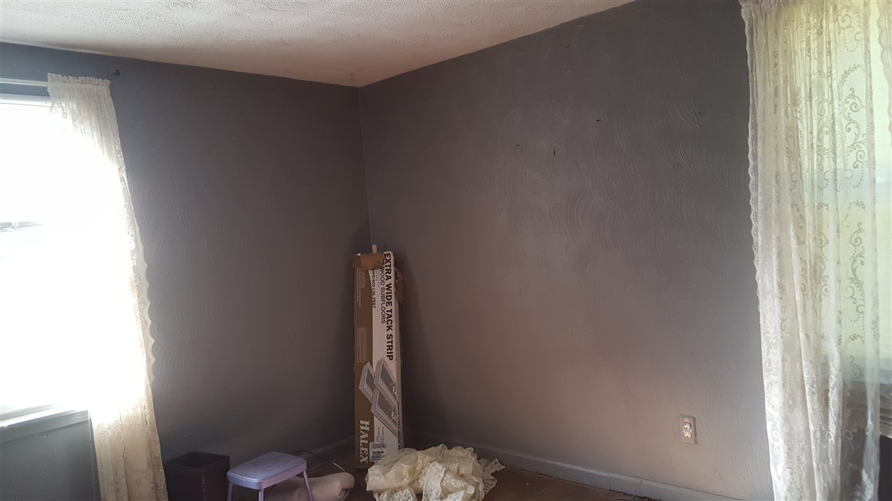 6258 Lapeer Road Burton, MI 48509 - Photo 6 of 11 31397110-5.JPG